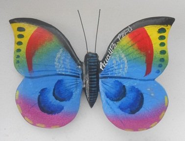 Mariposa grande de
                                      madera, de 25 a 28 cm de
                                      envergadura, pintada a mano por
                                      Shipibos de la regi�n de Pucallpa
                                      (Per�), color principal azul
                                      claro