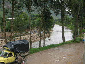 El Río Chontabamba, vista del mercado
                          bajo en el parque de la selva