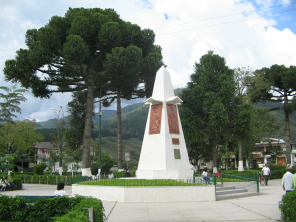 Das
                      Denkmal im Park am Zentralplatz mit Baumgestalten,
                      mit den Tafeln der Yanesha / Amuesha (links) und
                      der "heiligen" Santa Rosa (rechts)