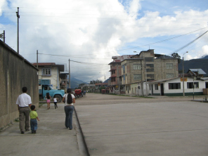 Der Jirón Bolívar im weiteren Verlauf. Die
                        zementierte Strassendecke ist am Jirón Schauz zu
                        Ende.