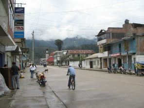 Jirón Grau de Oxapampa con la municipalidad
                        y con la iglesia al fondo, después un aguacero.
                        Oxapampa es llano y tiene mucho tráfico de
                        bicicleta.