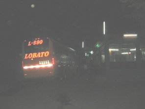 Der Bus der Firma Lobato auf der Fahrt
                          von Lima nach Oxapampa bei der Rastst�tte auf
                          ca. 2500 m H�he