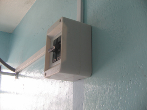 Hostal Arias, Stromschalter Dusche
                          "Terma" ausserhalb der Dusche