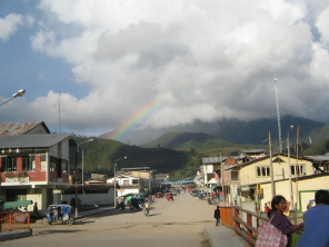Jir�n Bolognesi von der Villar-Br�cke
                          (Puente Villar) aus gesehen, mit Regenbogen