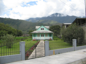 Avenida San Mart�n, Haus in Pastell-Hellblau