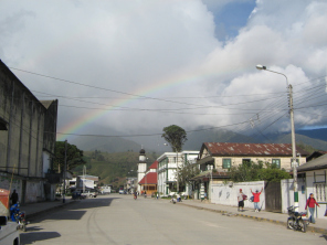 Jir�n Grau mit Gemeindehaus, Kirche und
                          Regenbogen 01, links die Seitenfassade des
                          leeren Kinogeb�udes.