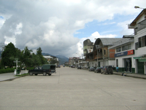 Jir�n Bol�var am Zentralplatz mit Park,
                          mit dem raumschiffartigen Bau des Ex-Kino
                          rechts hinter dem Bogendach