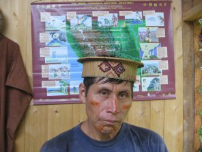 Francisco Esp�ritu mit Bastkrone, Medizinmann
                      der Yanesha / Amuesha-Ind�genas, die Mythologie im
                      Hintergrund. Die Yaneshas wurden nie gefragt, wie
                      die der Ort heissen soll...