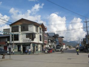 Strassenbild an der Ecke Jir�n Bol�var /
                      Jir�n Bolognesi, neues Steinhaus mit in rohem
                      Zement gegossenen Strassen und Trottoirs