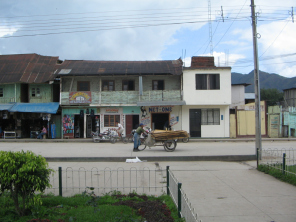 Ein Verandahaus der "christlichen"
                      Gr�nderzeit in Pastellgr�n am Jiron Bolognesi.
                      Solche Holzh�user im Stil der Alpen sind typisch
                      f�r Oxapampa.