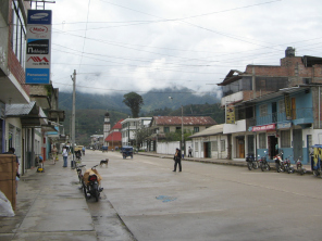 Der Jirón Grau von Oxapampa mit dem Gemeindehaus
                und der Kirche im Hintergrund nach einem Regenguss