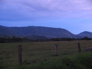 Das Bergkettenpanorama südlich von Oxapampa
                        mit Abendhimmel 01
