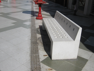 Fussg�ngerzone 21. Mai, B�nke mit L�chern drin