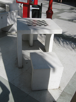 Fussg�ngerzone 21. Mai, Tisch mit Schachbrett
                    oder Damenbrett