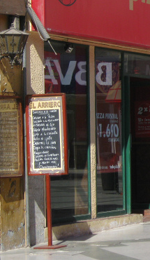 Fussg�ngerzone 21. Mai, Aushang mit dem Angebot
                    des Restaurants neben der Pizzeria