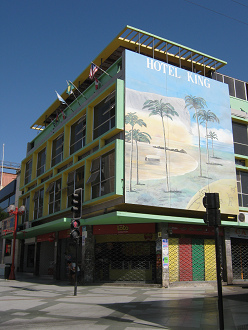 Kreuzung der Fussg�ngerzone 21. Mai mit der
                    Kolumbusstrasse, das Hotel K�nig ("King")