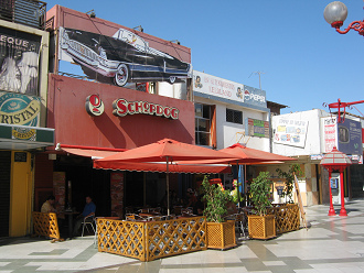 Fussg�ngerzone 21. Mai, ein Strassencaf�
                    "Schopdog"