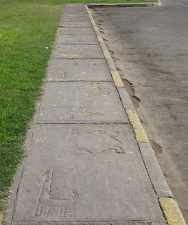 St. Martinsallee, Trottoir mit
                      Geoglyphenmotiven, Nahaufnahme