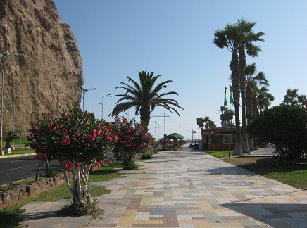 St. Martinsallee, Trottoir in farbigen Kacheln