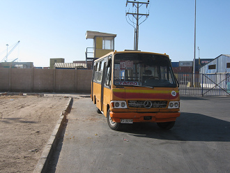 St. Martinsallee, �ffentlicher Bus in Orange
                    auf dem Parkplatz