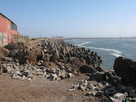 Die K�ste mit den K�stenschutzelementen
                    (Wellenbrecher) (01)