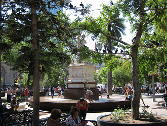 Plaza de Armas en Santiago de Chile,
                fontana de Bol�var con ni�os jugando