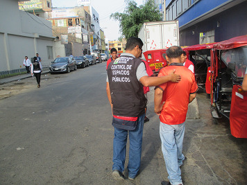 Nazi-Serenazgo in Los Olivos an der
                            Panamericana ohne Strassenh�ndler 02