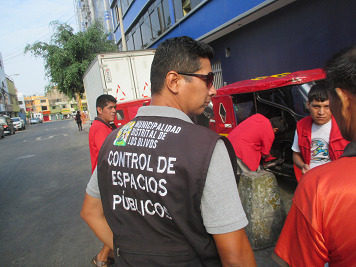 Nazi-Serenazgo in Los Olivos an der
                            Panamericana ohne Strassenh�ndler 03
