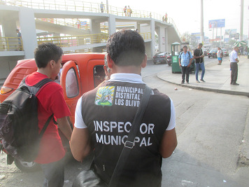 Nazi-Serenazgo in Los Olivos an der
                            Panamericana ohne Strassenh�ndler 04