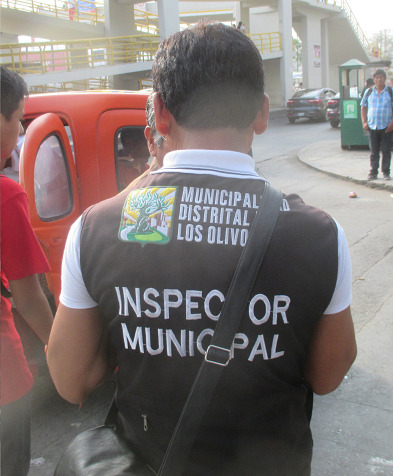 Nazi-Serenazgo in Los Olivos an der
                            Panamericana ohne Strassenh�ndler 04, Zoom