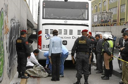 Metropolitano expreso contra un
                loco que salt� de un muro