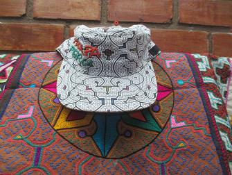 Kappe mit dem Muster der Mutter des Wassers, die
                schwarze Boa